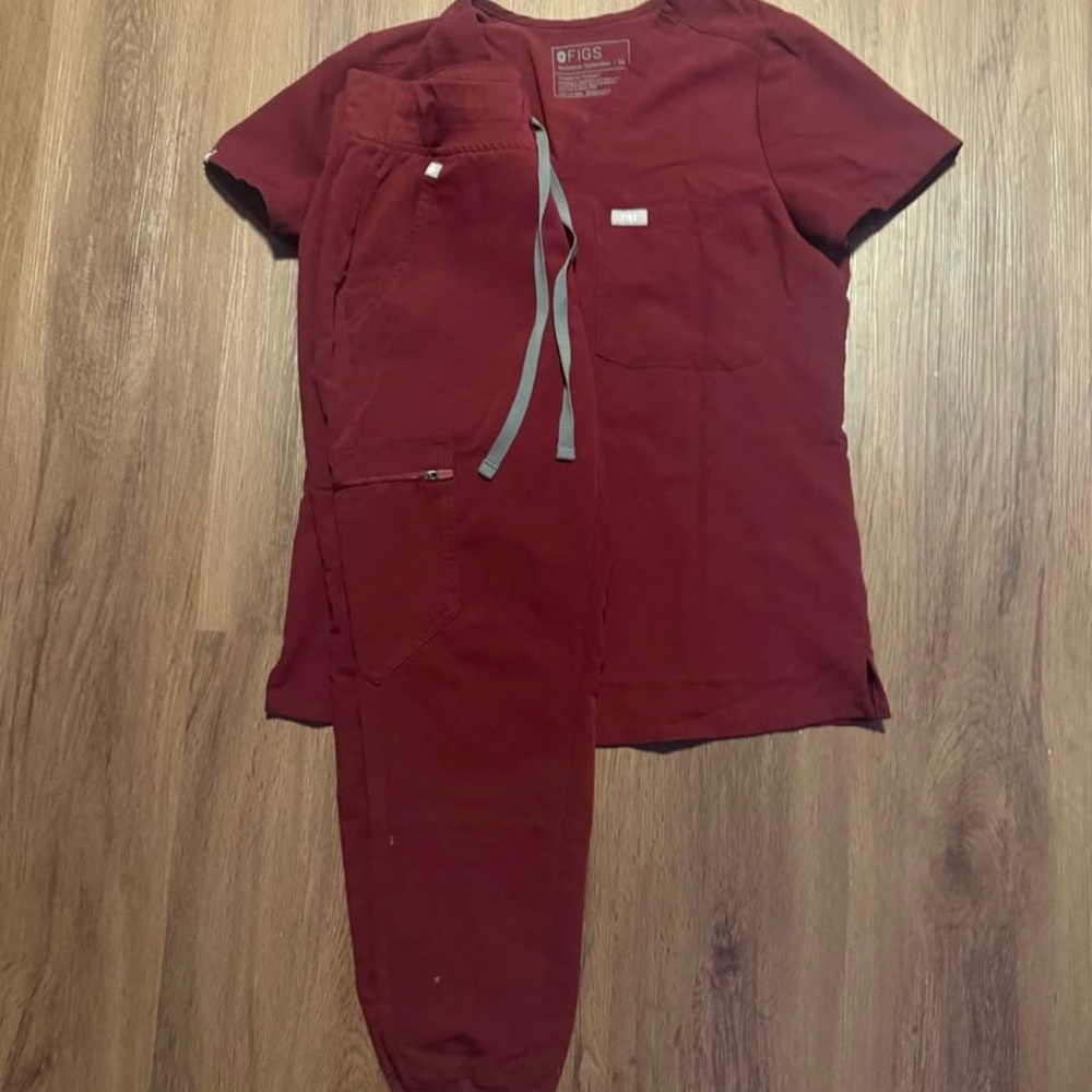 Figs Women's Scrub Set in Burgundy